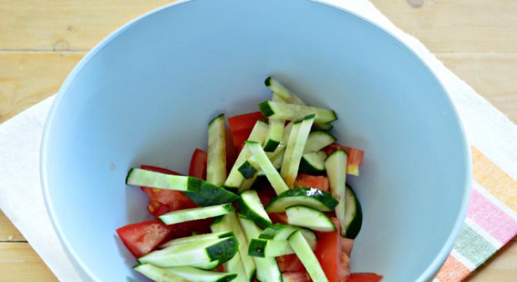 Salada de repolho chinês com tomate Salada de repolho chinês pepino tomate